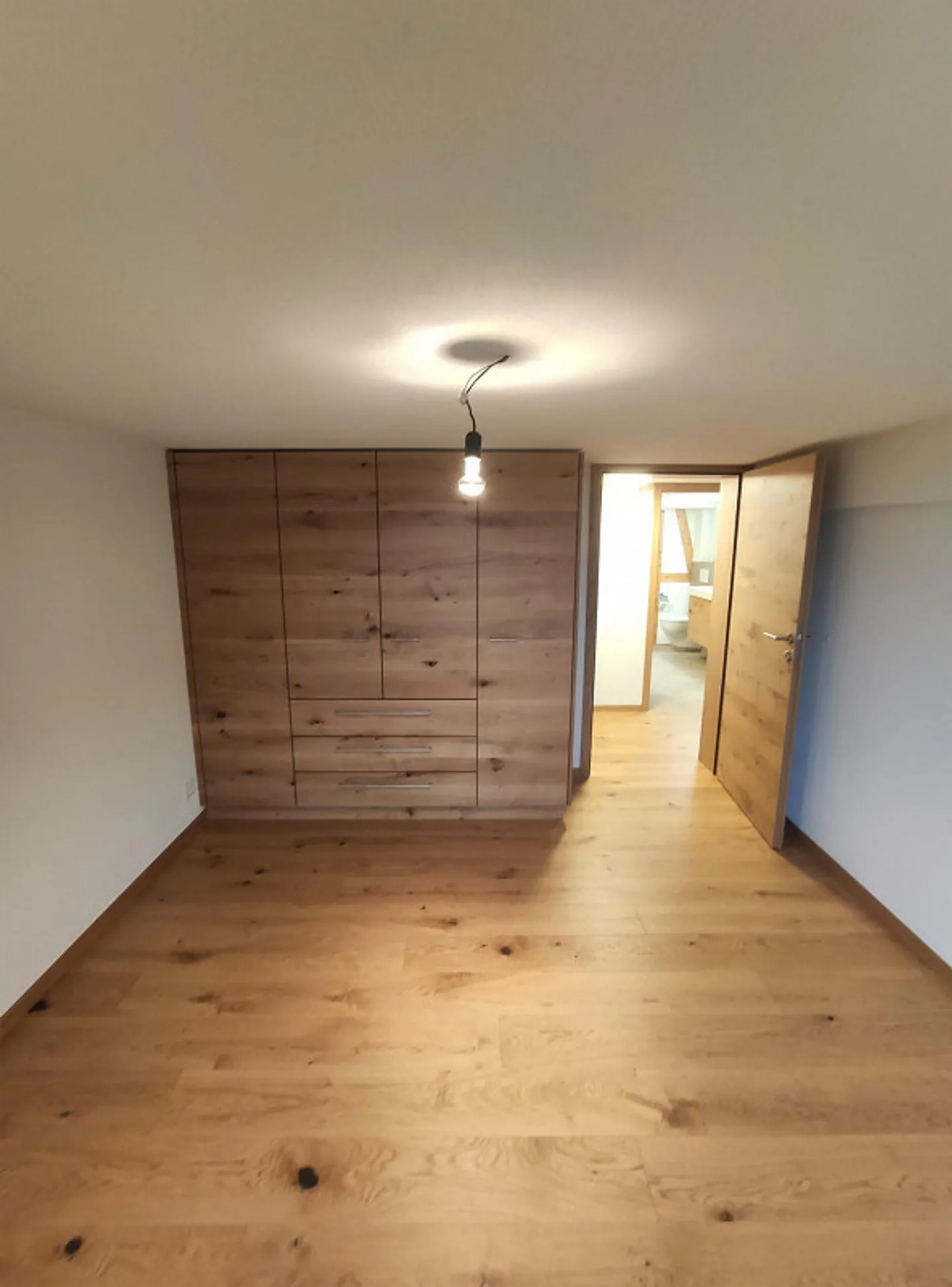 Sehr schön ausgebaute 4.5 Zimmer Wohnung an ruhiger Lage - Foto 10 von 14