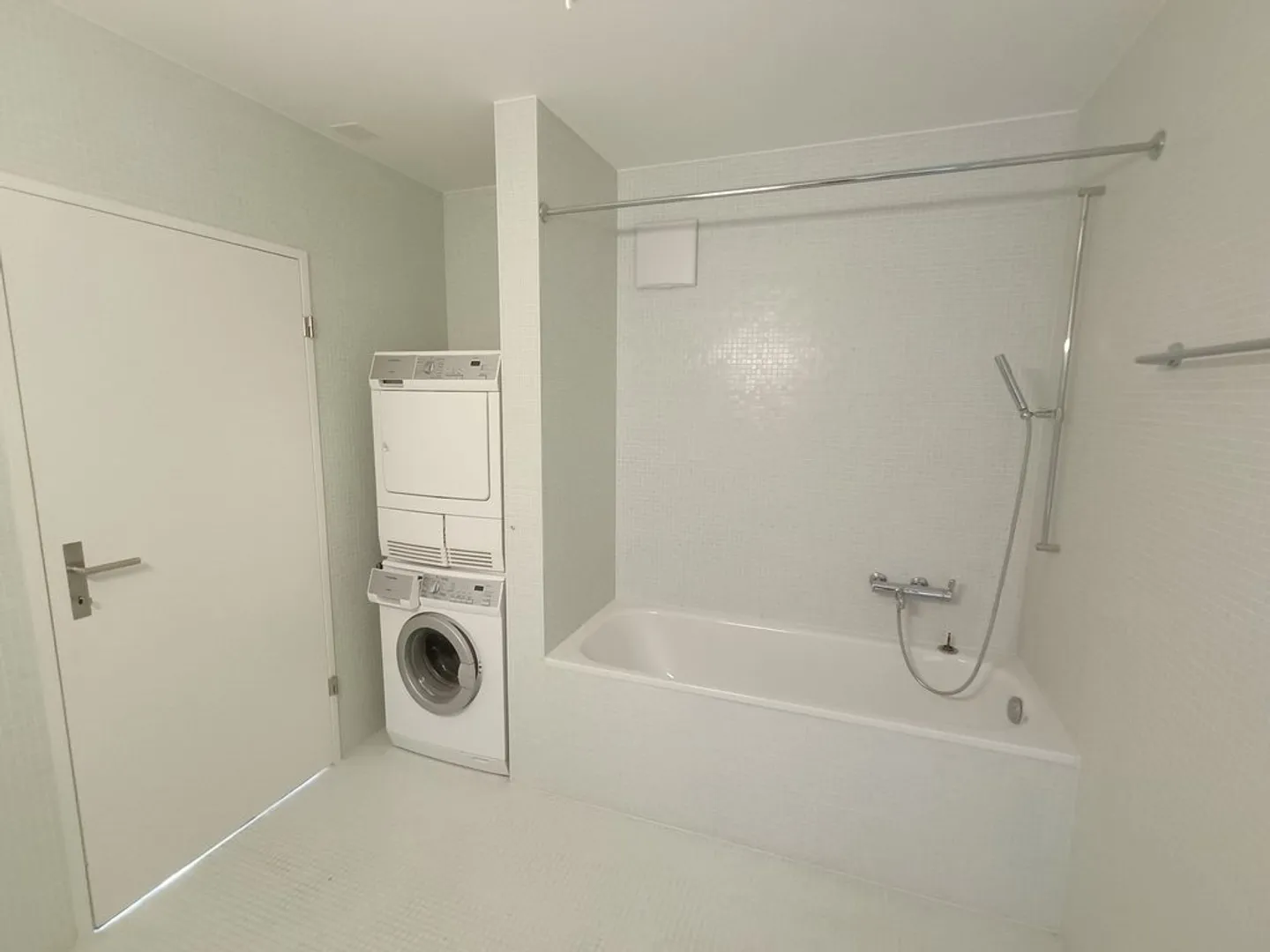 Stylish living in a prime location - Photo 4 of 7