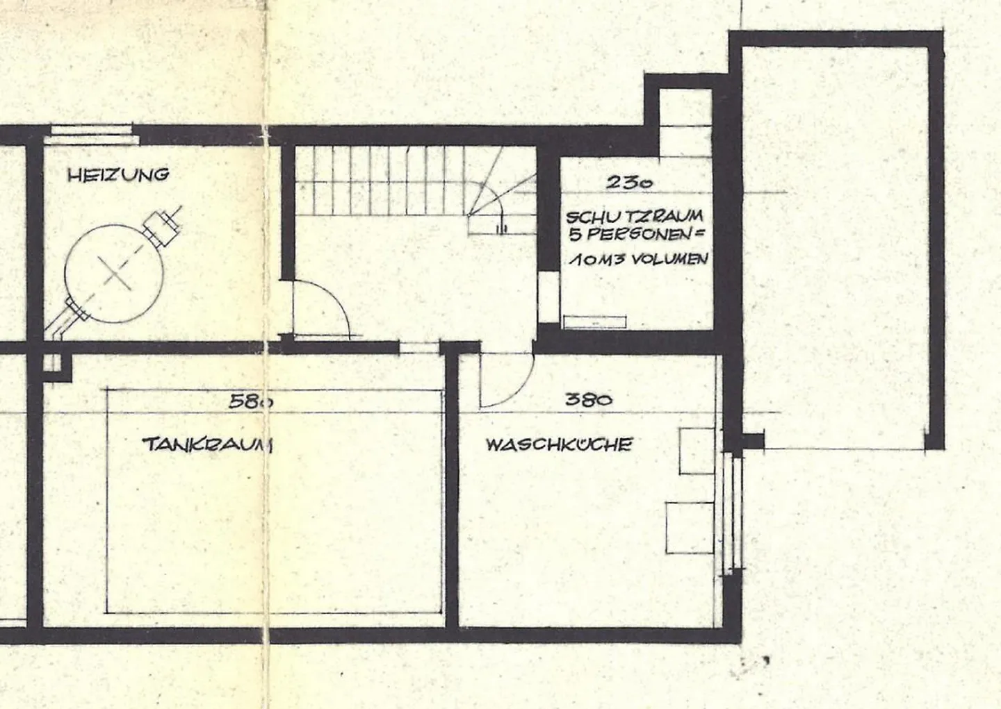 Freshly renovated semi-detached family house with garage and garden - Photo 4 of 4