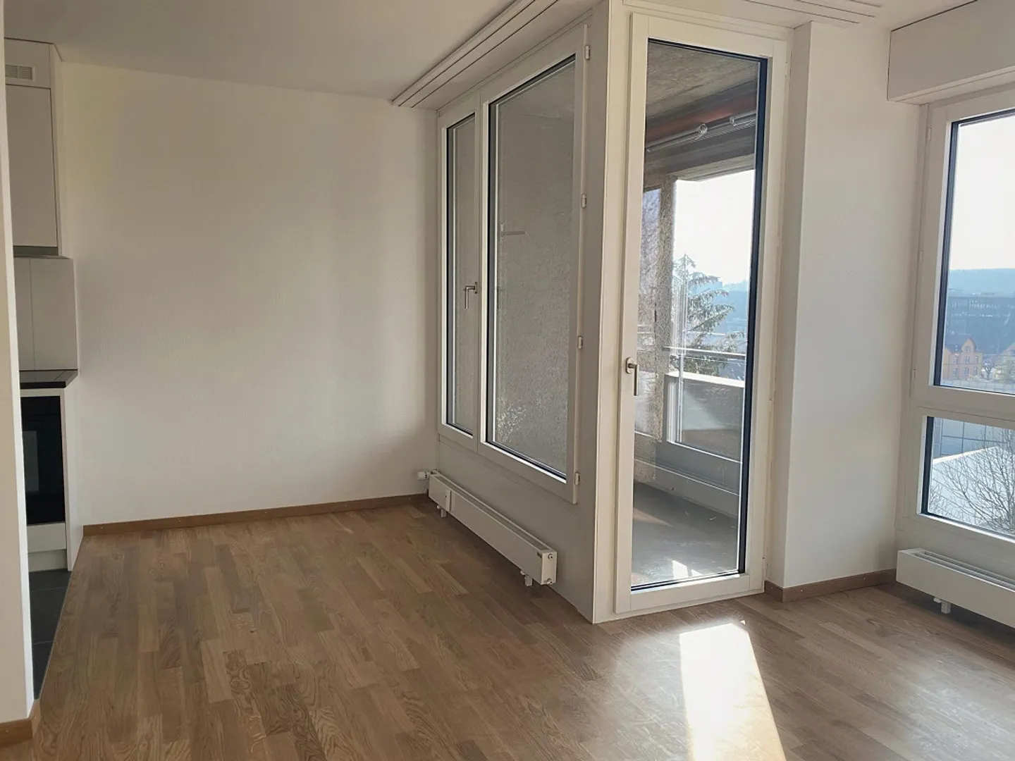 Appartamento moderno e luminoso di 3,5 stanze con balcone - Foto 3 di 10