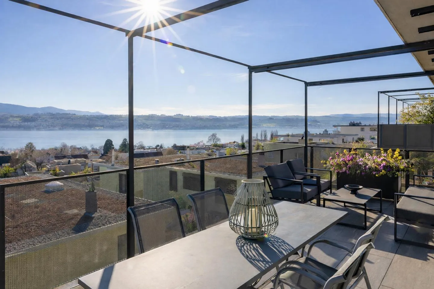 Appartement en Attique 4½ pièces à côté des vignes avec vue sur le lac et les montagnes - Photo 1 sur 5