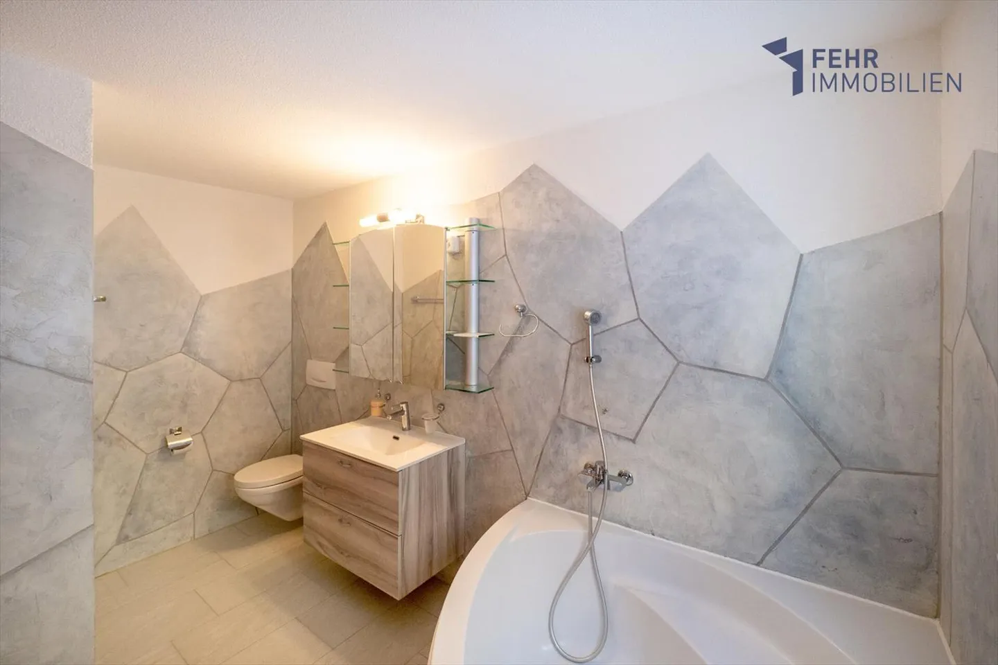 Fehr Immobilien - Grosszügige 5½-Zimmer-Wohnung an sonniger Lage - Foto 8 von 13