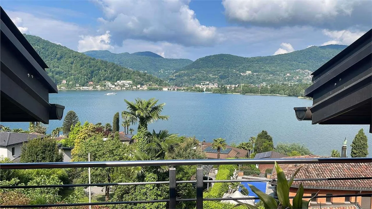 Charming renovated core house with lake view - Photo 2 of 13