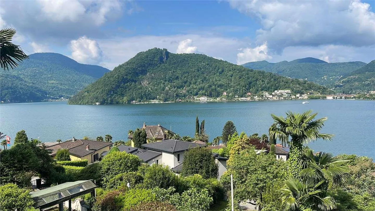 Charming renovated core house with lake view - Photo 1 of 13