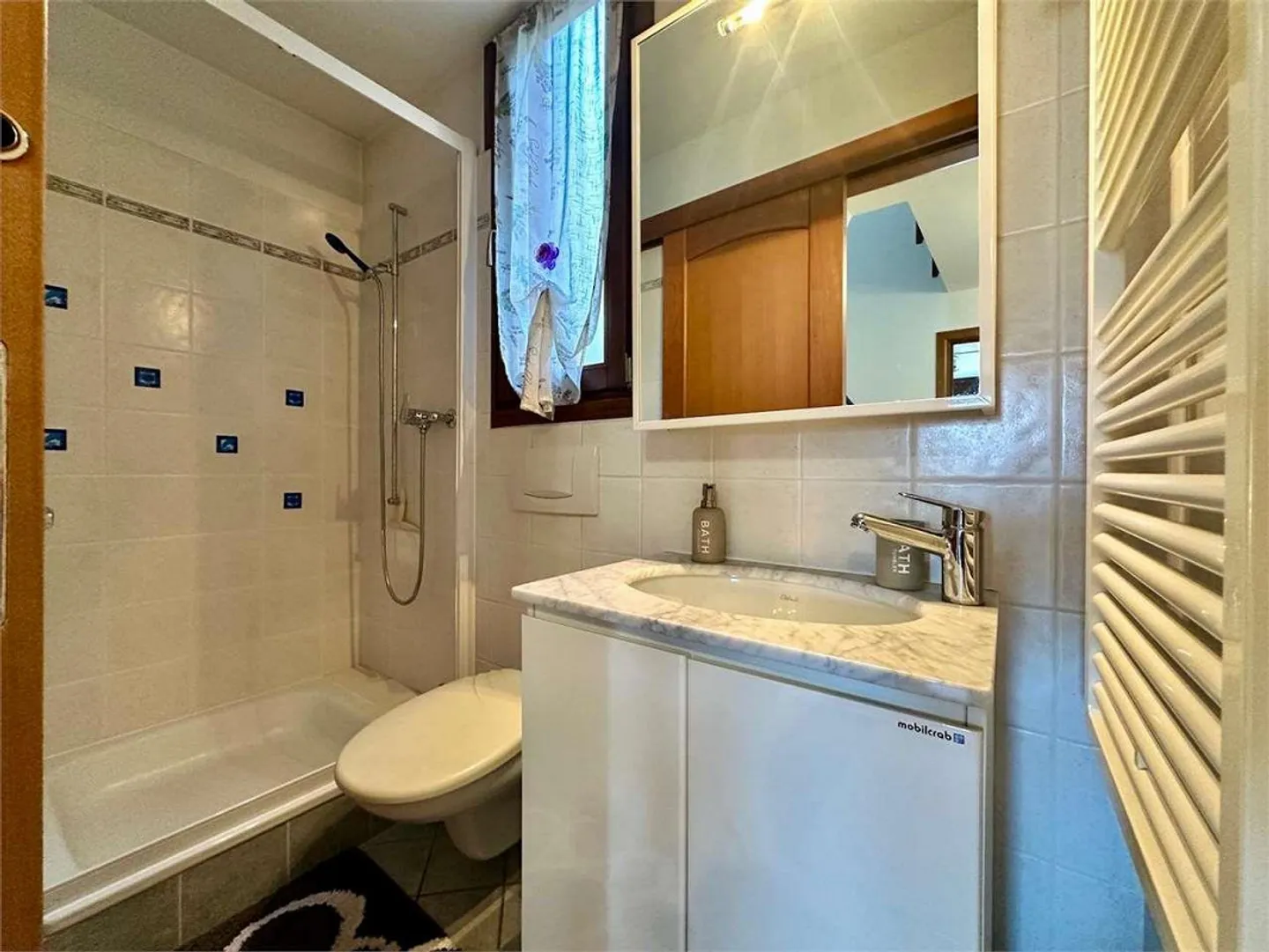 Charming renovated core house with lake view - Photo 12 of 13