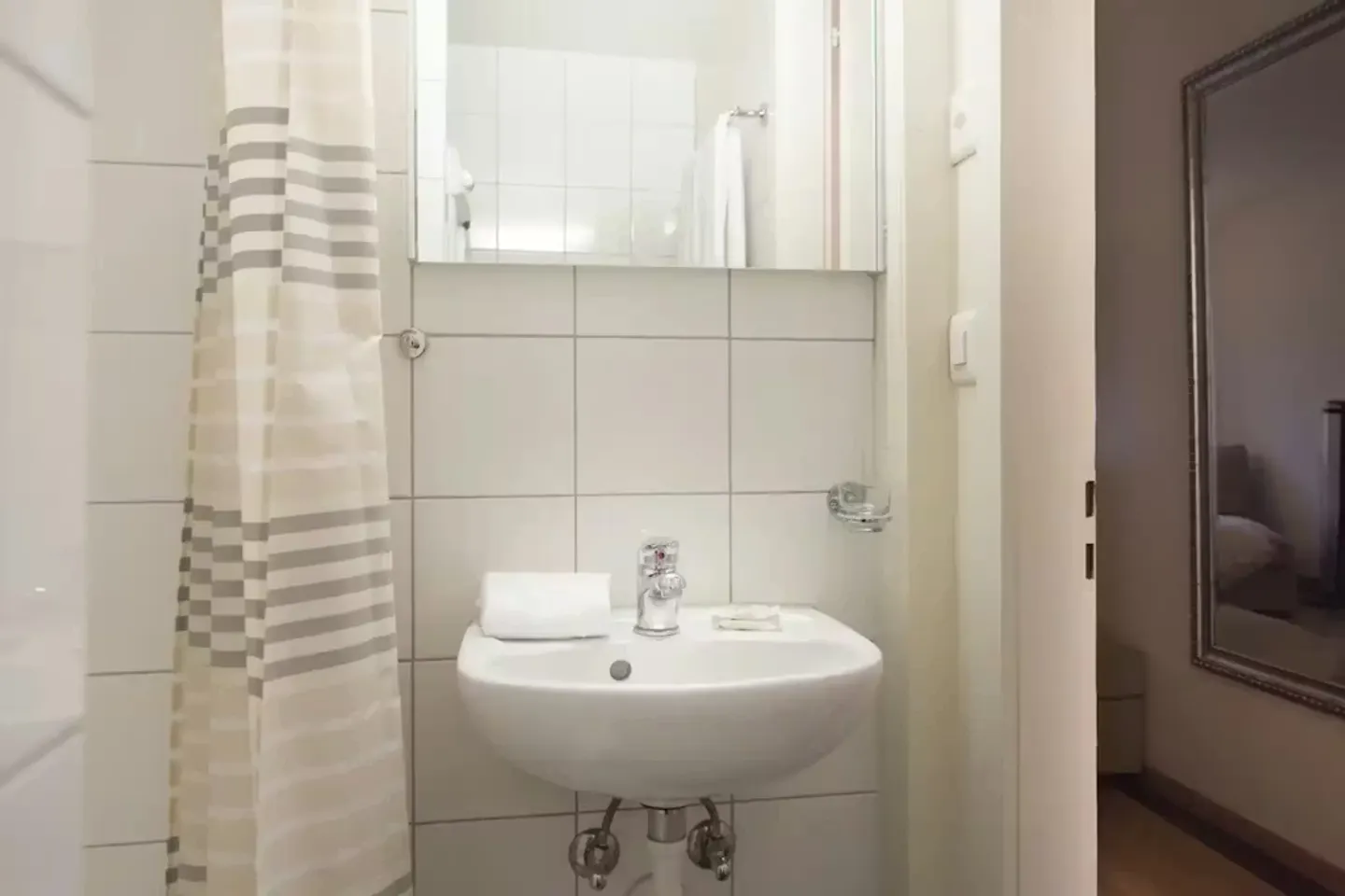 Charming Apartment in Zug - Photo 8 of 8