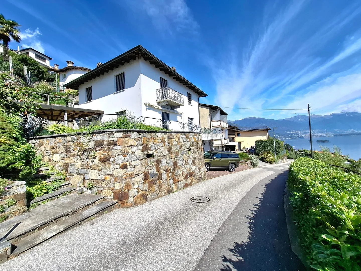 Einladendes Einfamilienhaus mit atemberaubendem Blick auf den Lago Maggiore in Brissago - Foto 1 von 13