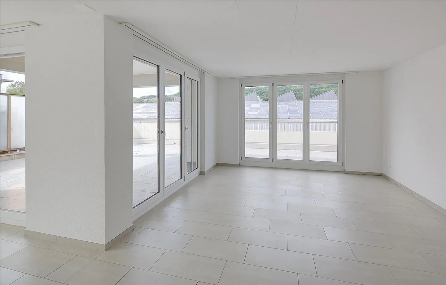 Appartement Attique Spacieux avec Terrasse - Photo 2 sur 9