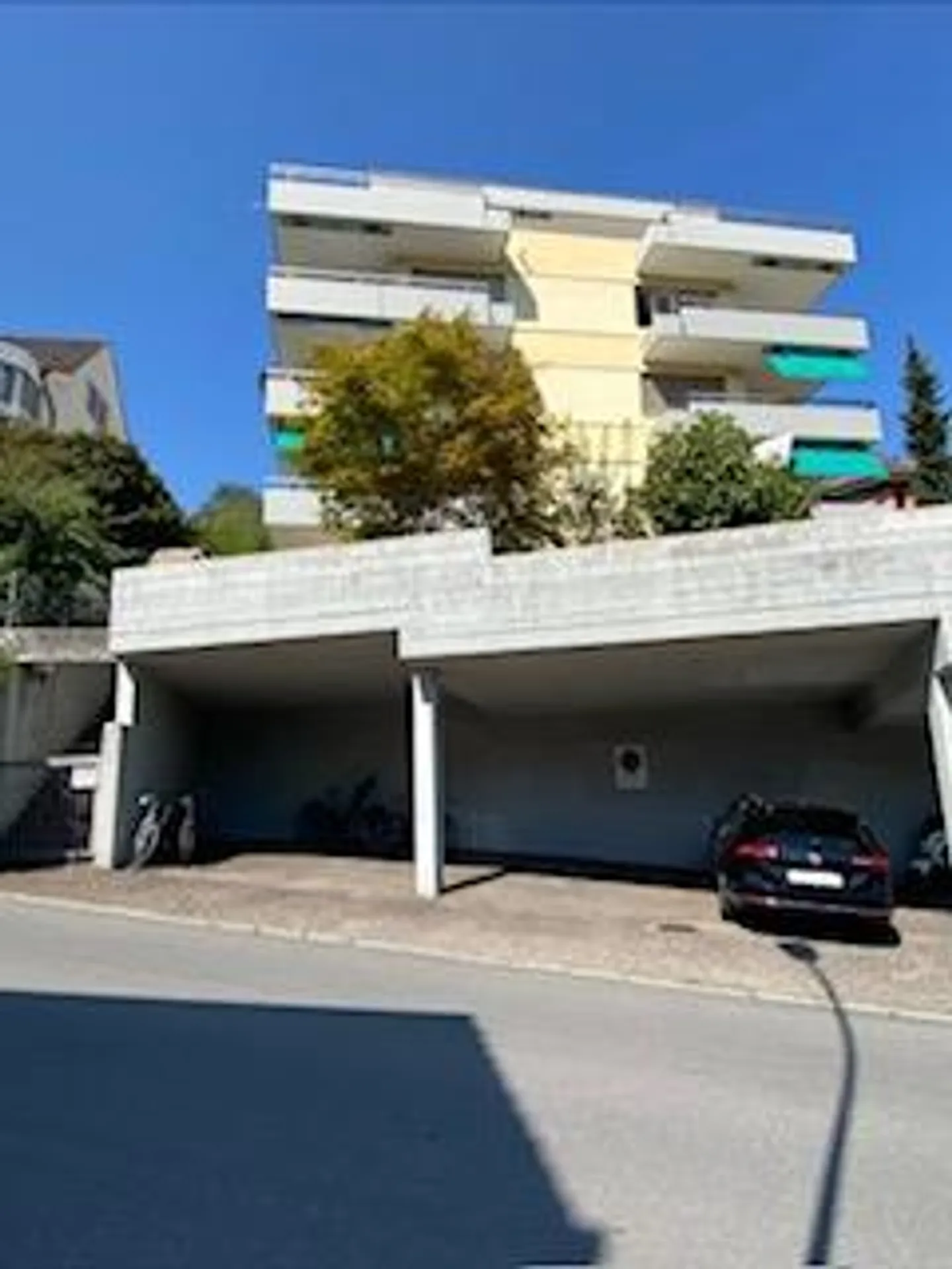 Place de parking dans le quartier de Bramber - Photo 1 sur 2