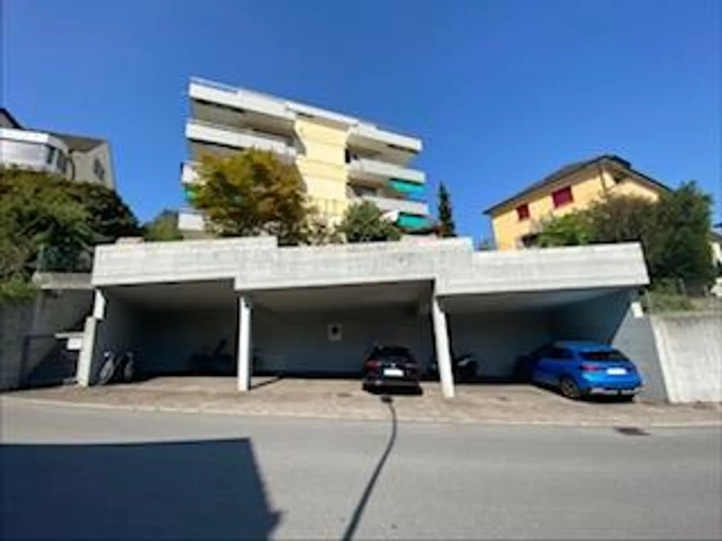 Place de parking dans le quartier de Bramber - Photo 2 sur 2
