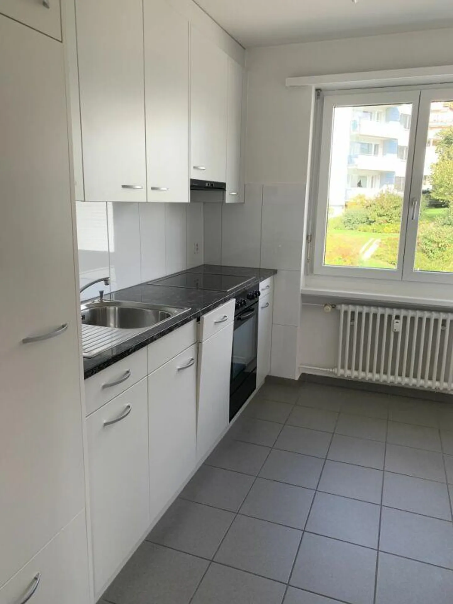 Sonnige Wohnung mit grossem Balkon - Foto 3 von 5