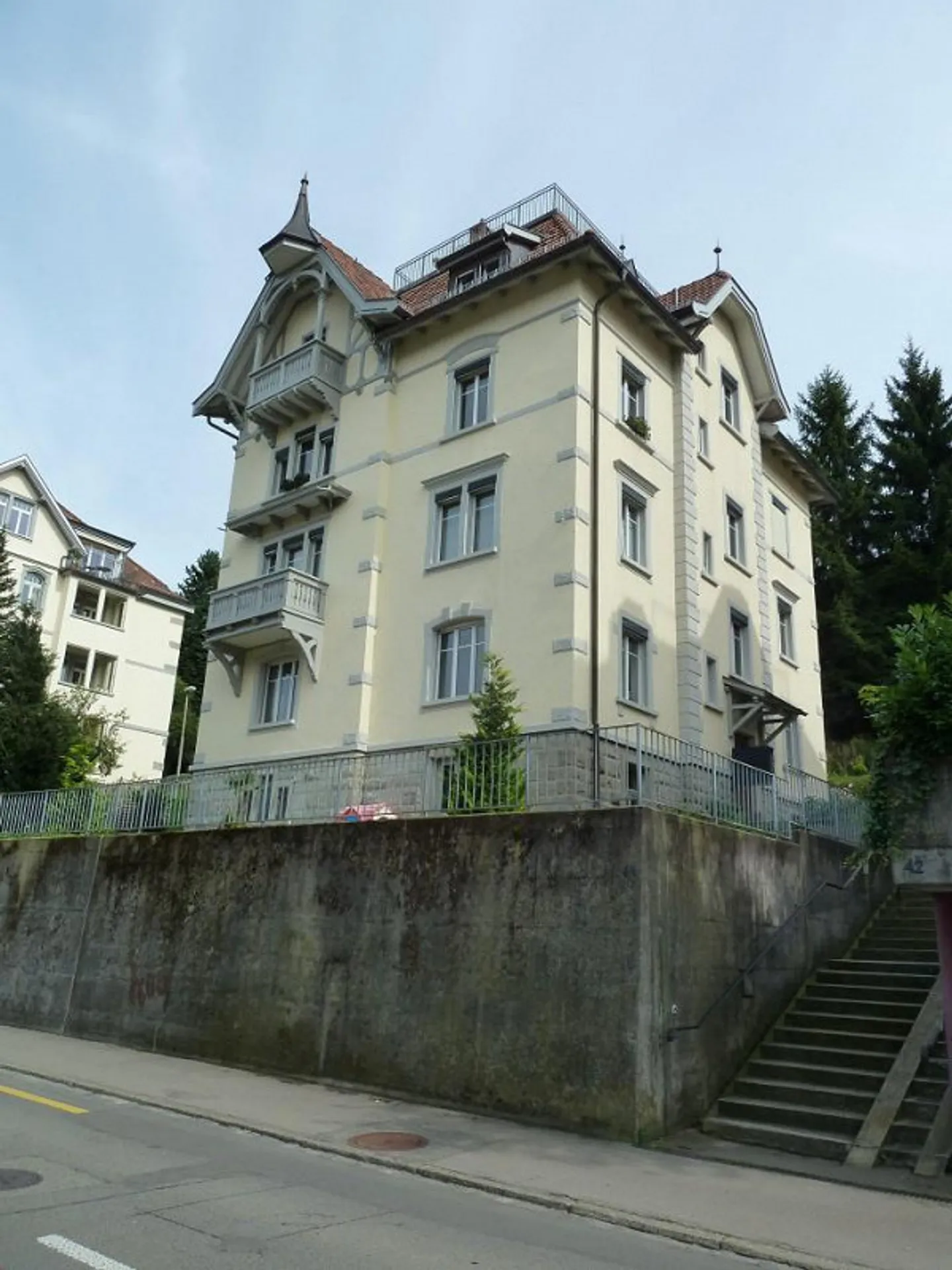 Charmant penthouse de 5 pièces avec balcon à Saint-Gall - Photo 1 sur 10