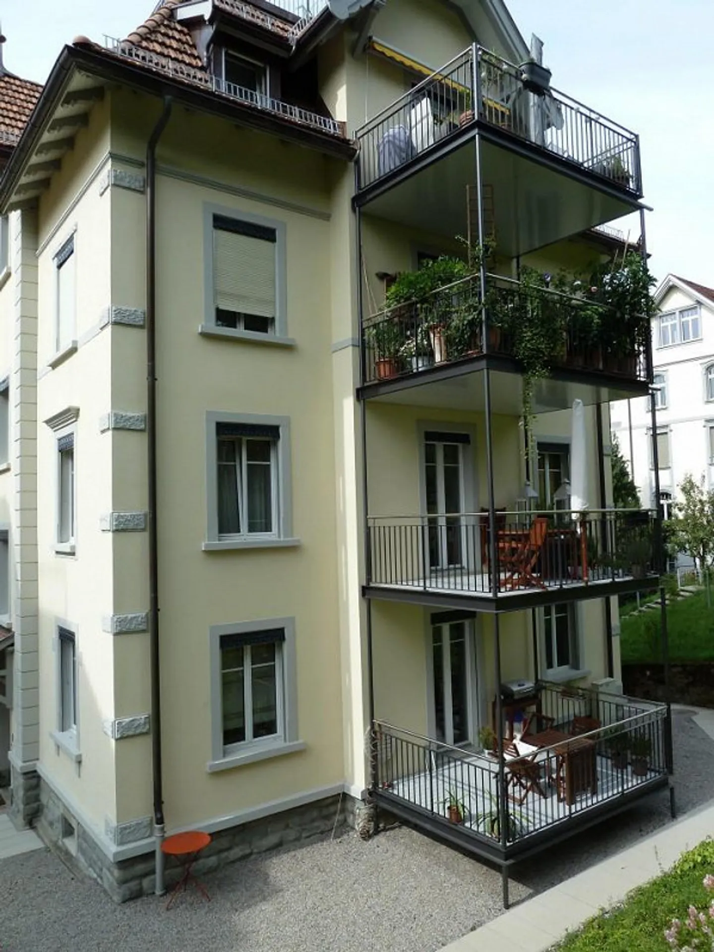 Charmant penthouse de 5 pièces avec balcon à Saint-Gall - Photo 2 sur 10