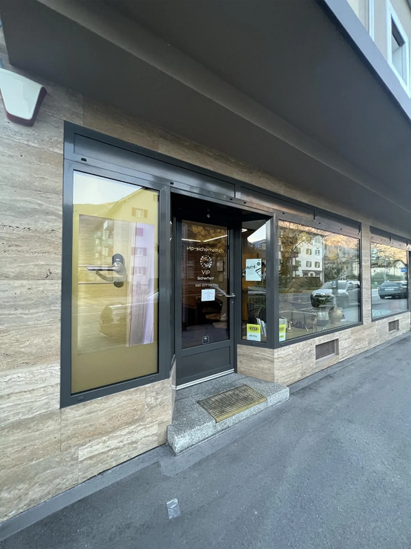 Il tuo nuovo spazio commerciale incluso spazio di stoccaggio in una posizione ottimale a Chur - Foto 2 di 22