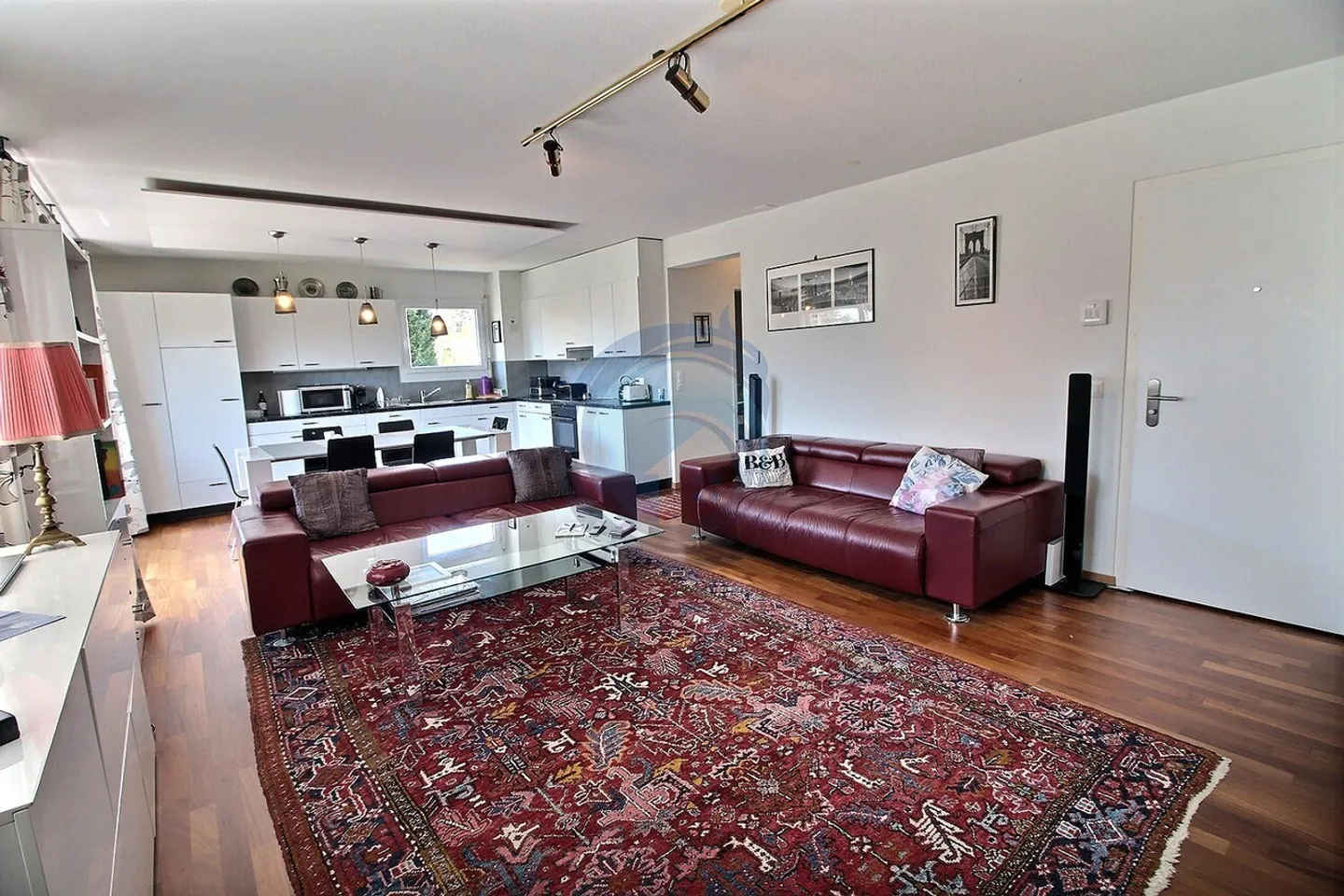 BEL APPARTAMENTO D'ANGOLO CON 3 STANZE E BALCONE - VICINO ALLE RIVE DEL LAGO - Foto 1 di 15