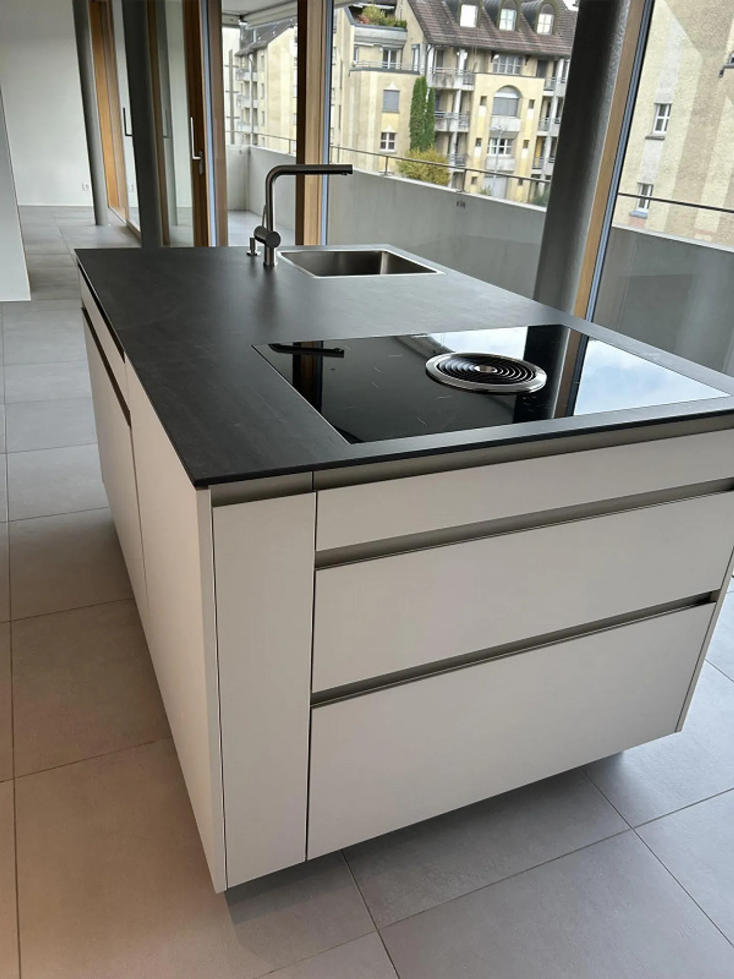 Appartamento moderno e luminoso di 2 ½ stanze - Foto 1 di 7