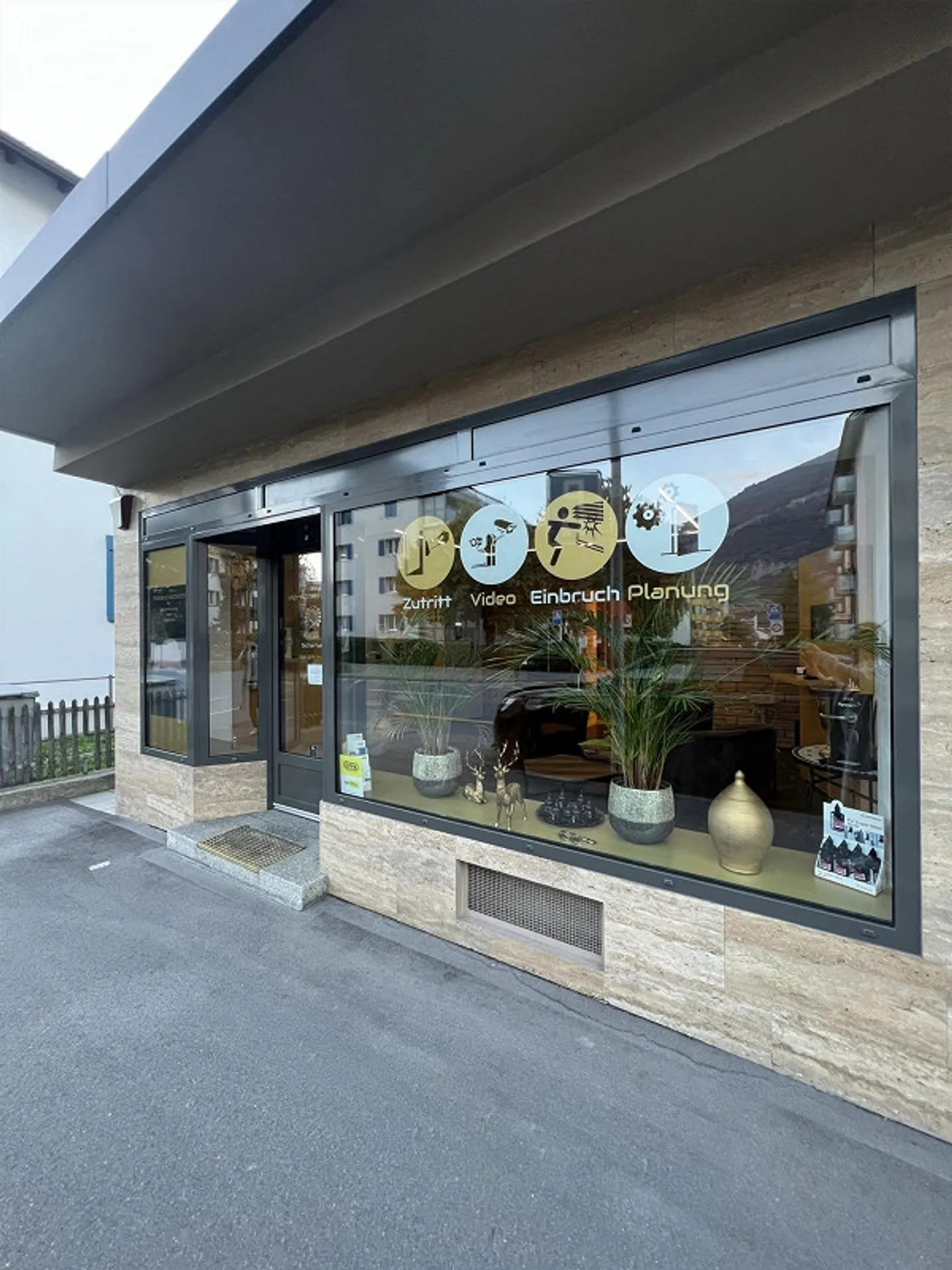 Il tuo nuovo spazio commerciale incluso spazio di stoccaggio in una posizione ottimale a Chur - Foto 3 di 22