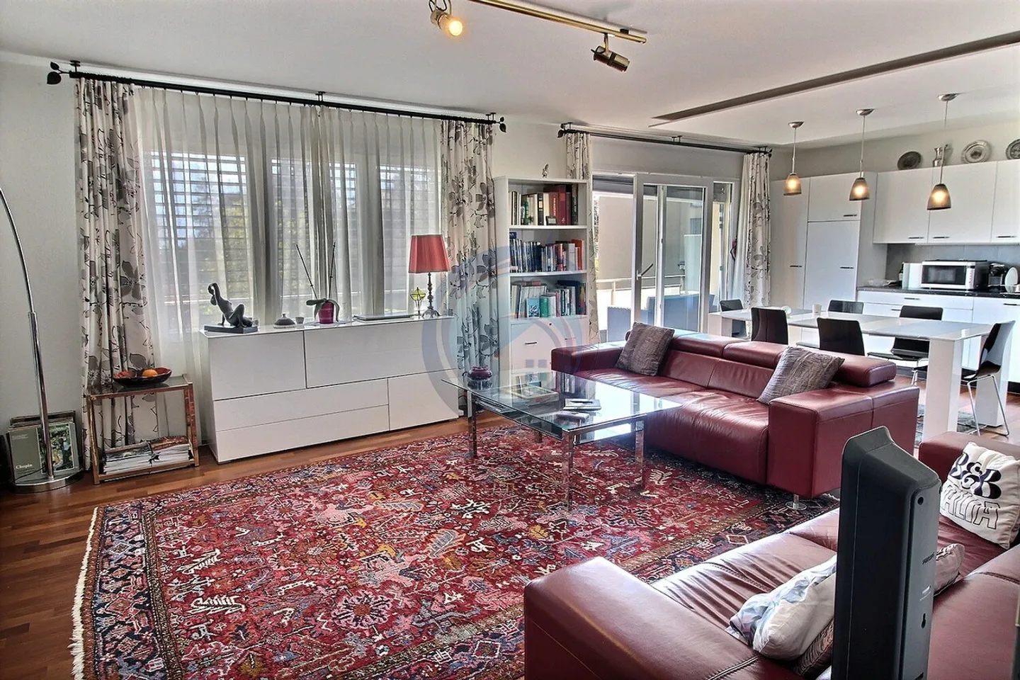 BEL APPARTAMENTO D'ANGOLO CON 3 STANZE E BALCONE - VICINO ALLE RIVE DEL LAGO - Foto 2 di 15