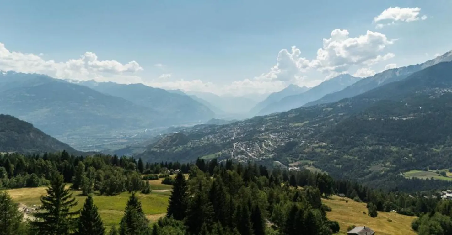 Nouveau chalet à Crans-Montana avec vue panoramique. - Photo 1 sur 11