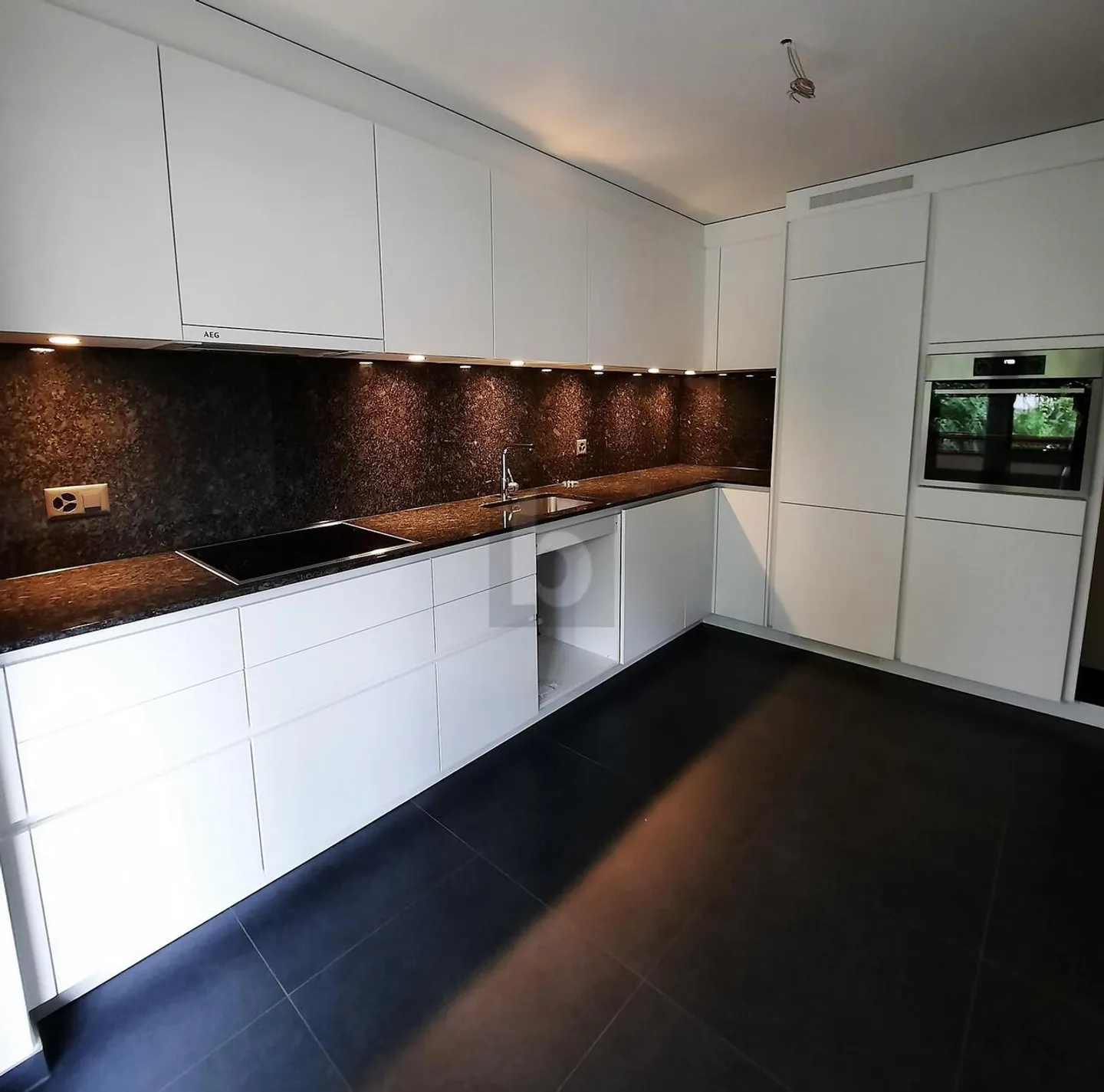 MODERN EQUIPMENT IN A CENTRAL LOCATION - Photo 2 of 6