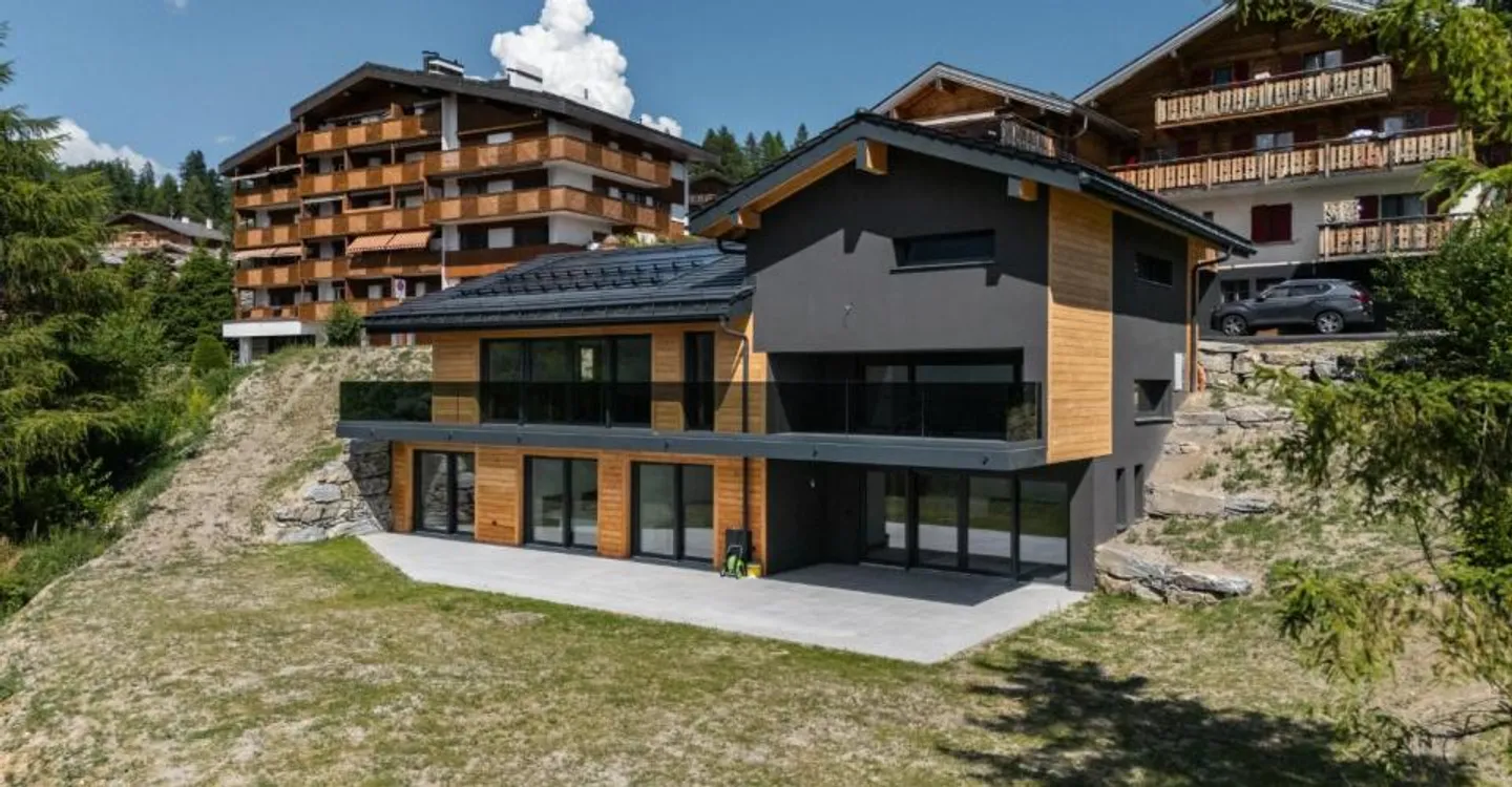 Nouveau chalet à Crans-Montana avec vue panoramique. - Photo 2 sur 11