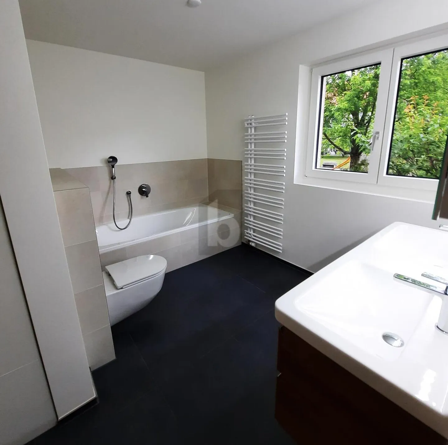 MODERN EQUIPMENT IN A CENTRAL LOCATION - Photo 1 of 6