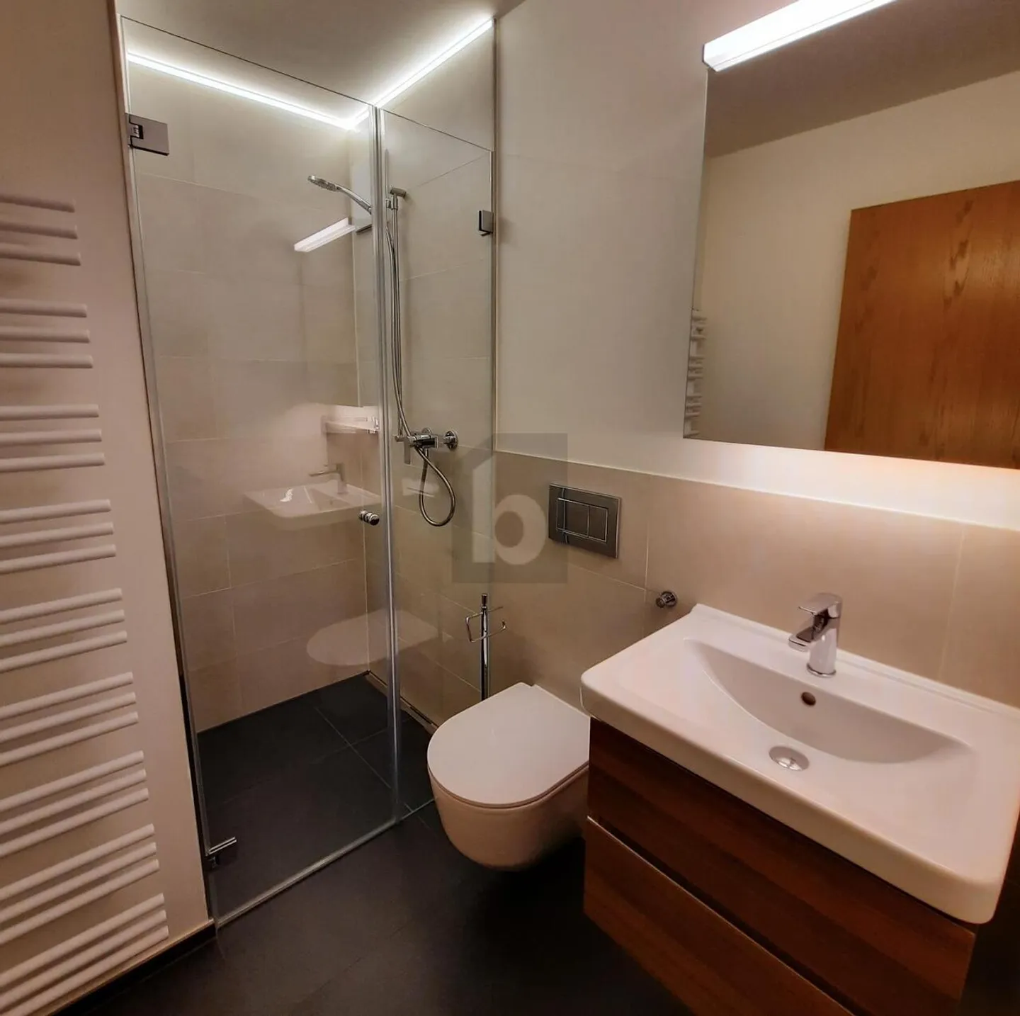 MODERN EQUIPMENT IN A CENTRAL LOCATION - Photo 3 of 6