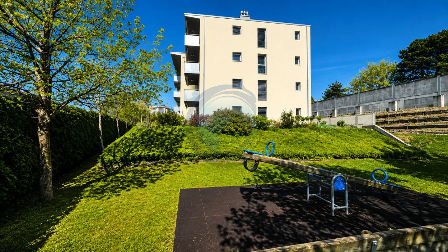BEL APPARTAMENTO D'ANGOLO CON 3 STANZE E BALCONE - VICINO ALLE RIVE DEL LAGO - Foto 12 di 15