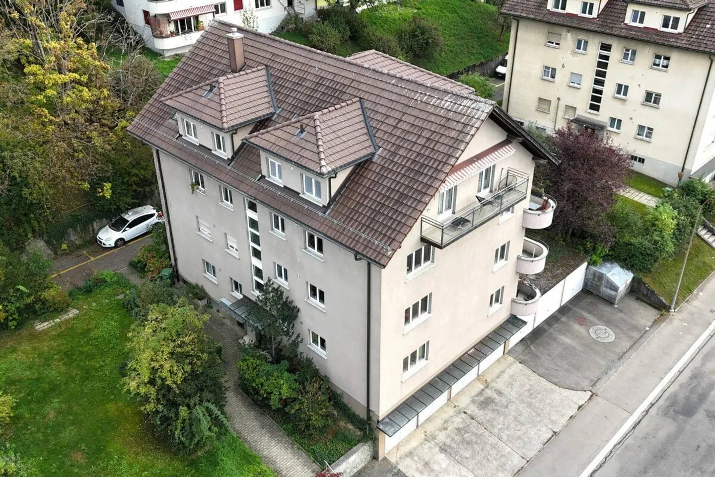 Mehrfamilienhaus mit 8 Wohnungen und 7 Garagen - Foto 2 di 6