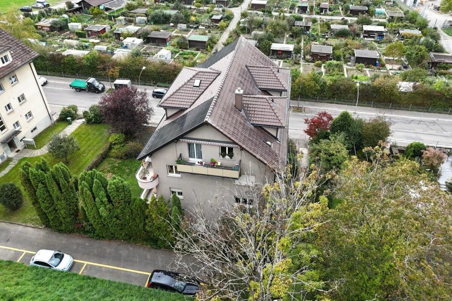 Mehrfamilienhaus mit 8 Wohnungen und 7 Garagen - Foto 3 di 6