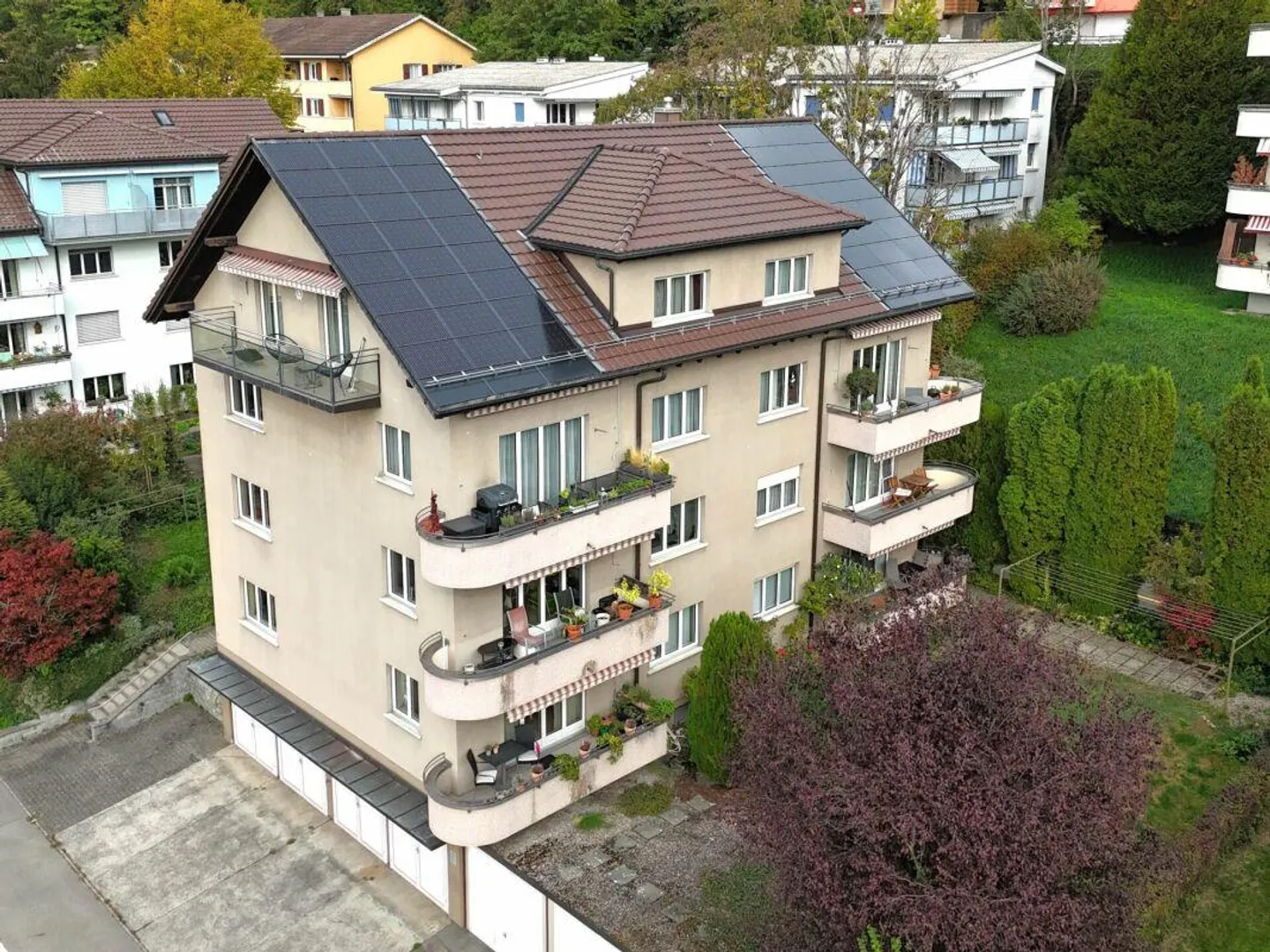 Mehrfamilienhaus mit 8 Wohnungen und 7 Garagen - Foto 1 di 6