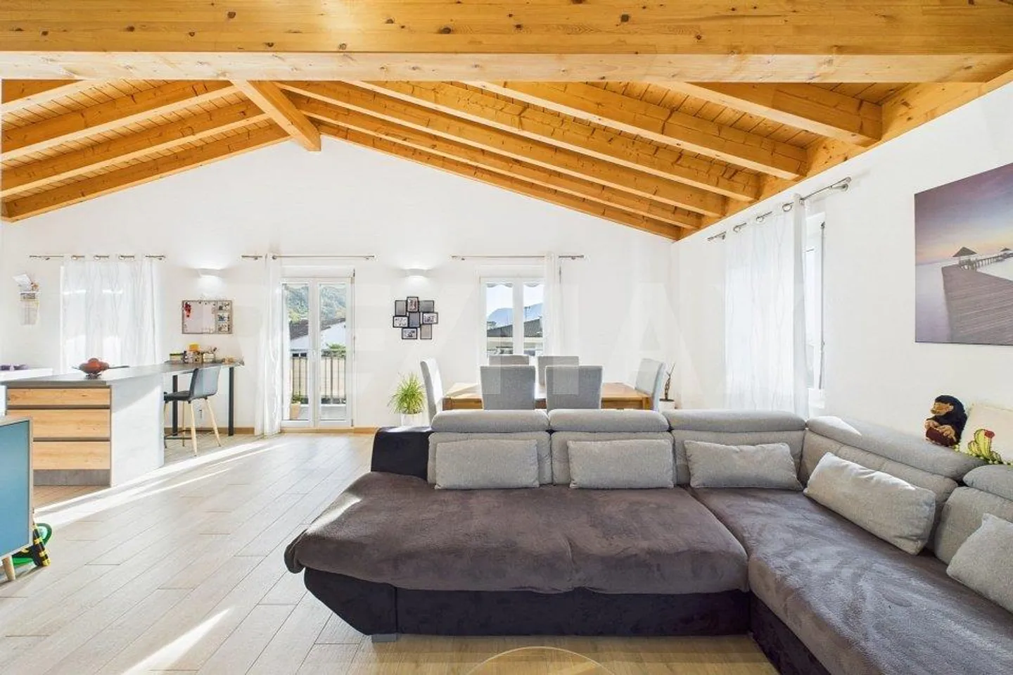 3½ Zimmer Wohnung im ersten Stock mit Studio - Foto 1 von 13