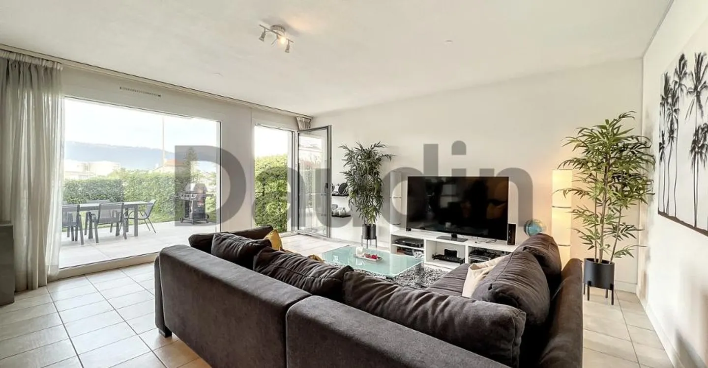 Charming Ground-Floor Apartment - Photo 3 of 7