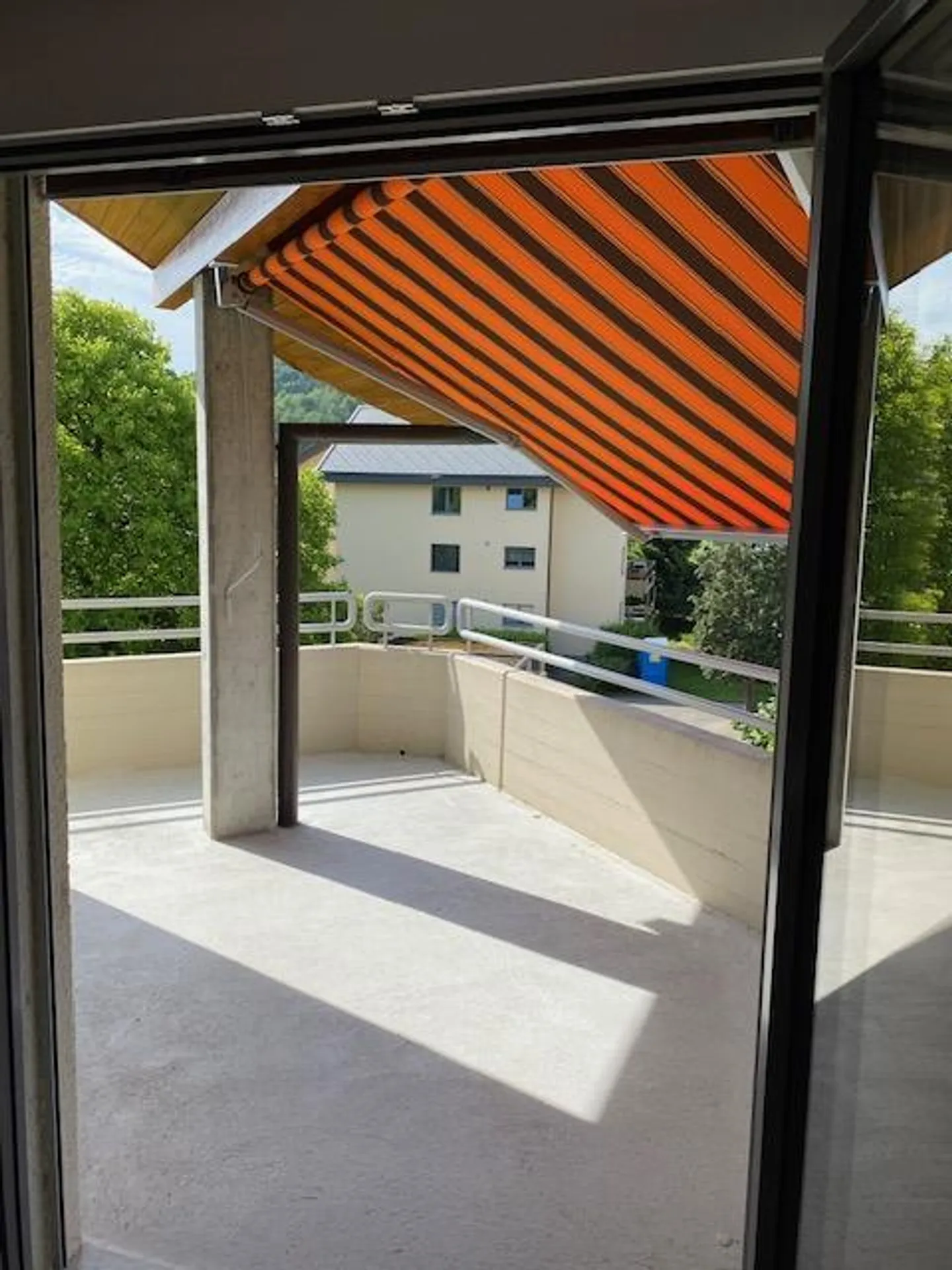 Appartamento 4,5 stanze recentemente ristrutturato con nuova cucina e nuovi bagni - Foto 3 di 20