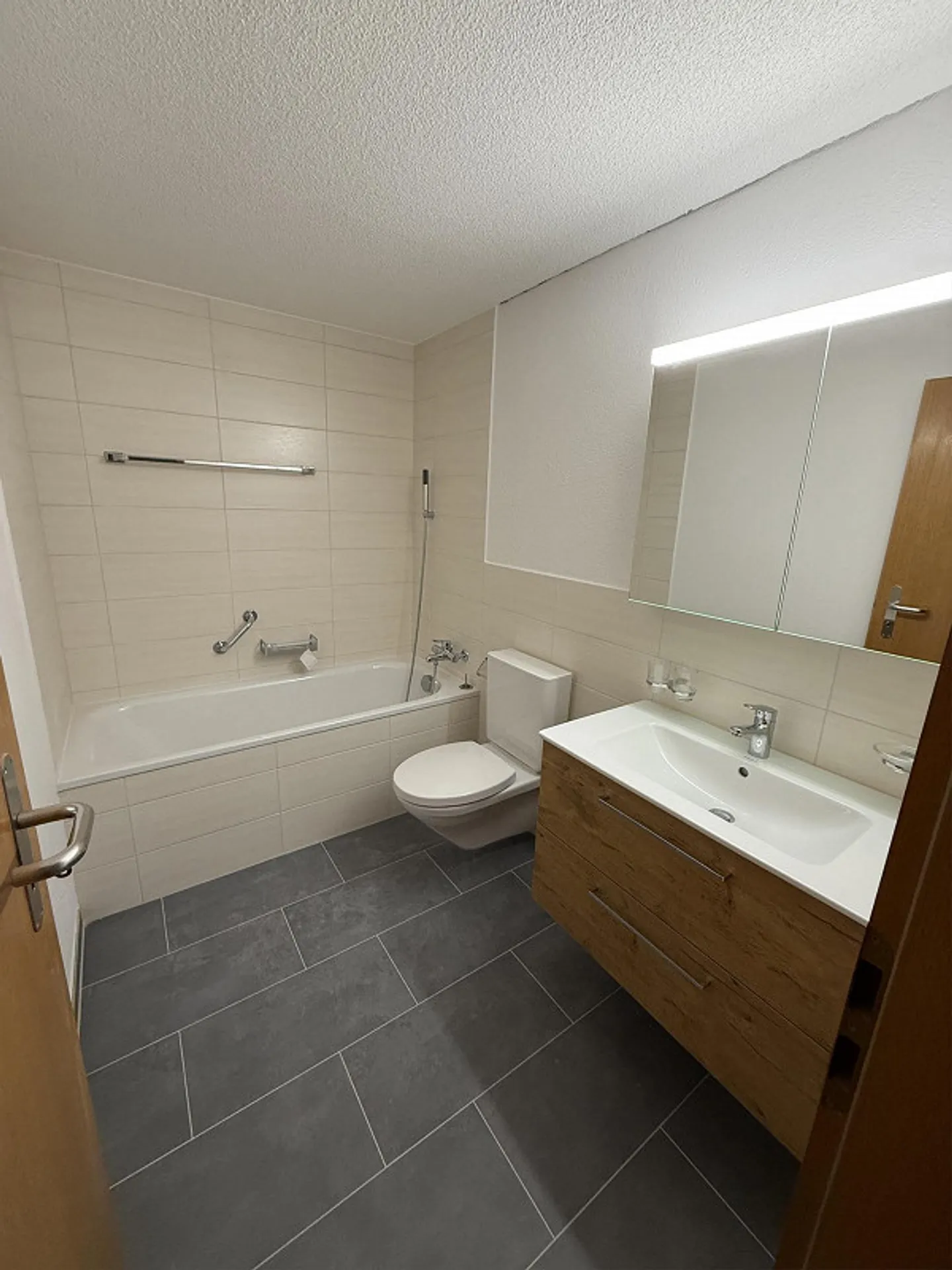 Appartamento 4,5 stanze recentemente ristrutturato con nuova cucina e nuovi bagni - Foto 9 di 20