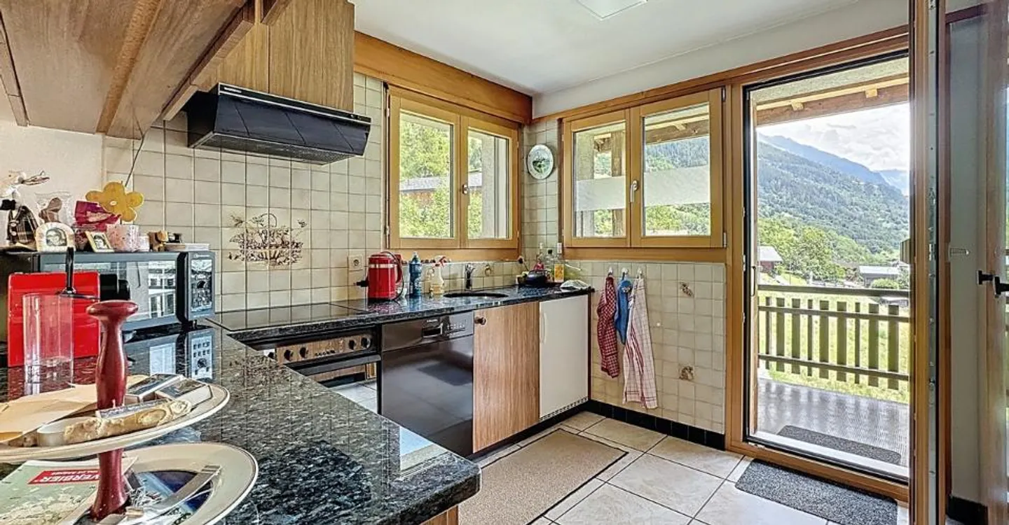 6-room house - Photo 1 of 12