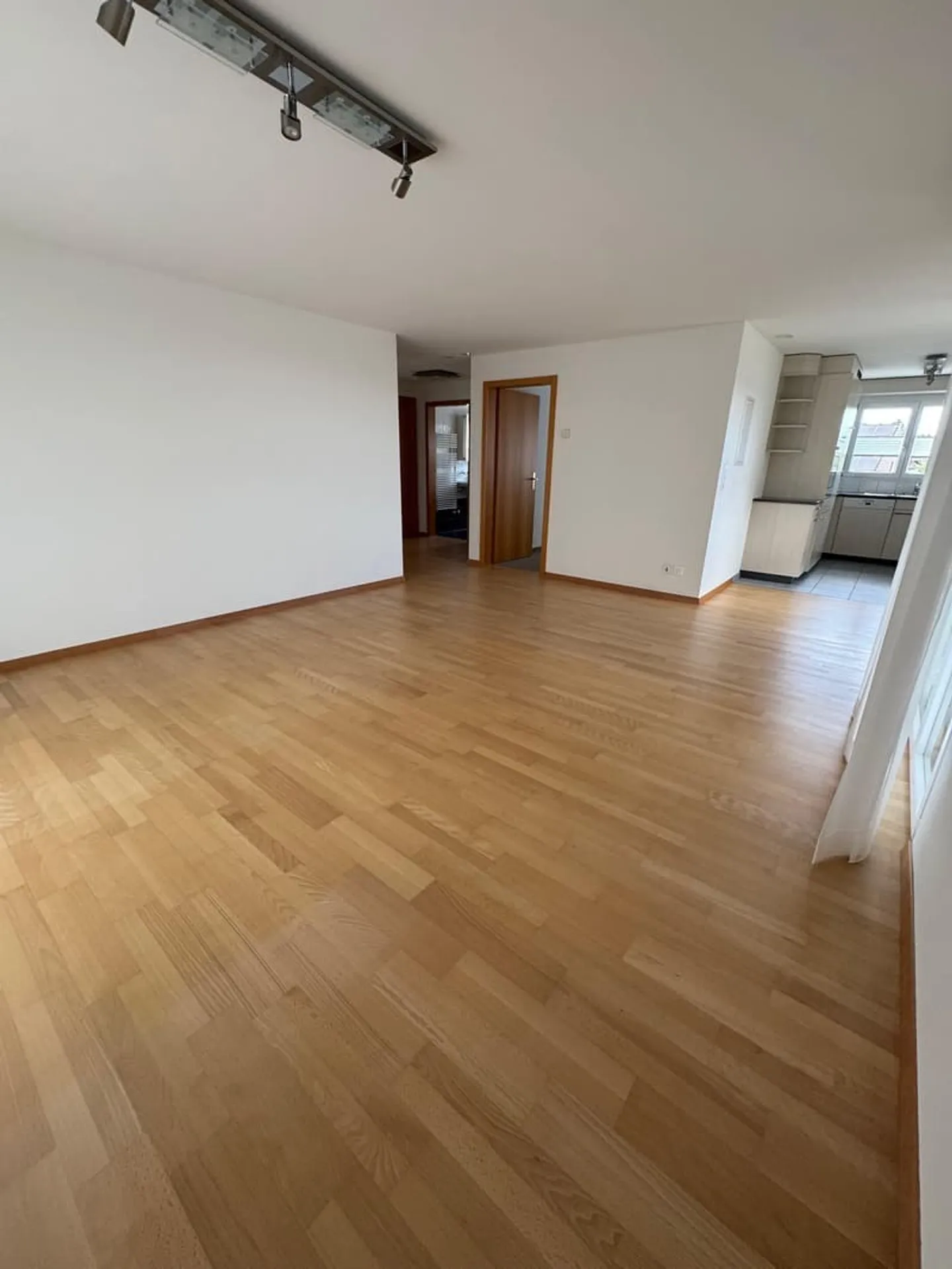 Charmante appartement de jardin 3,5 pièces avec grand patio - Photo 3 sur 11