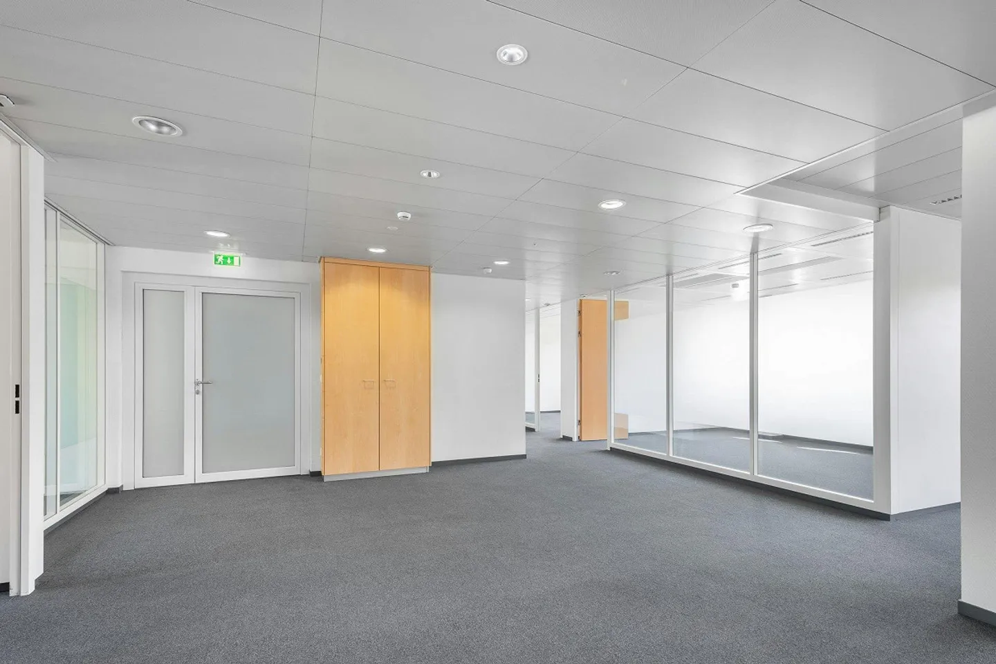 Ready-to-move-in, high-quality office spaces near the airport! - Photo 9 of 13