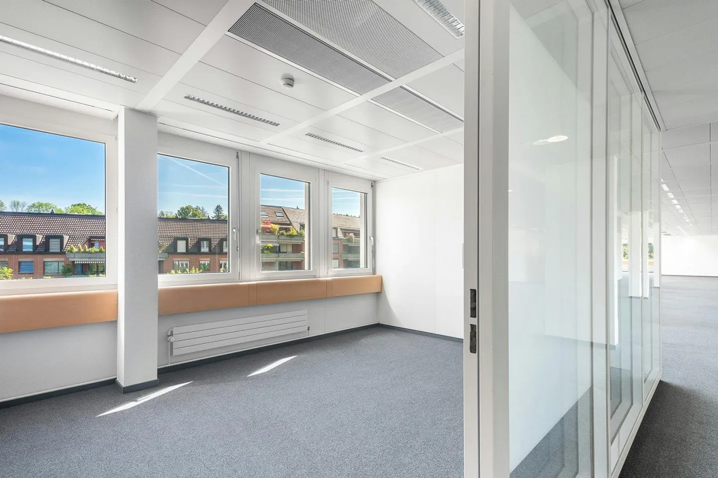 Ready-to-move-in, high-quality office spaces near the airport! - Photo 10 of 13