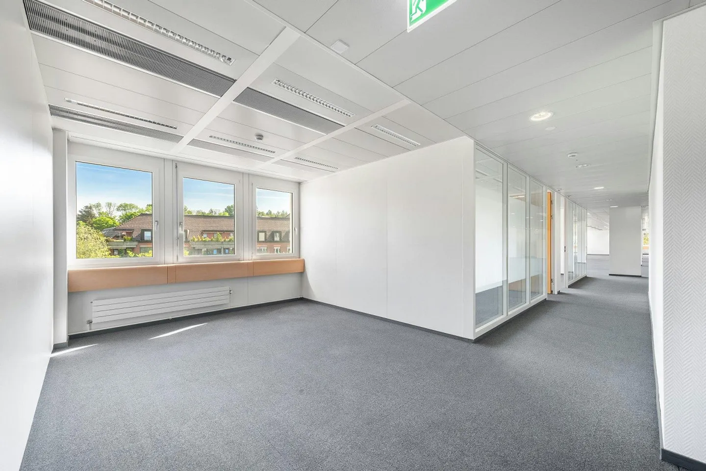 Ready-to-move-in, high-quality office spaces near the airport! - Photo 11 of 13
