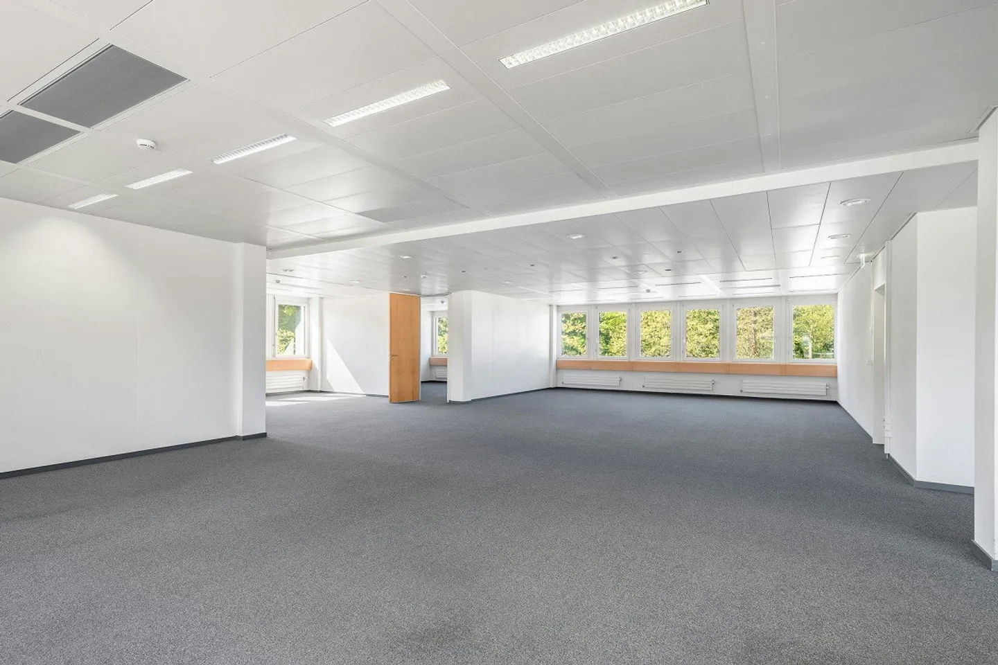Ready-to-move-in, high-quality office spaces near the airport! - Photo 8 of 13