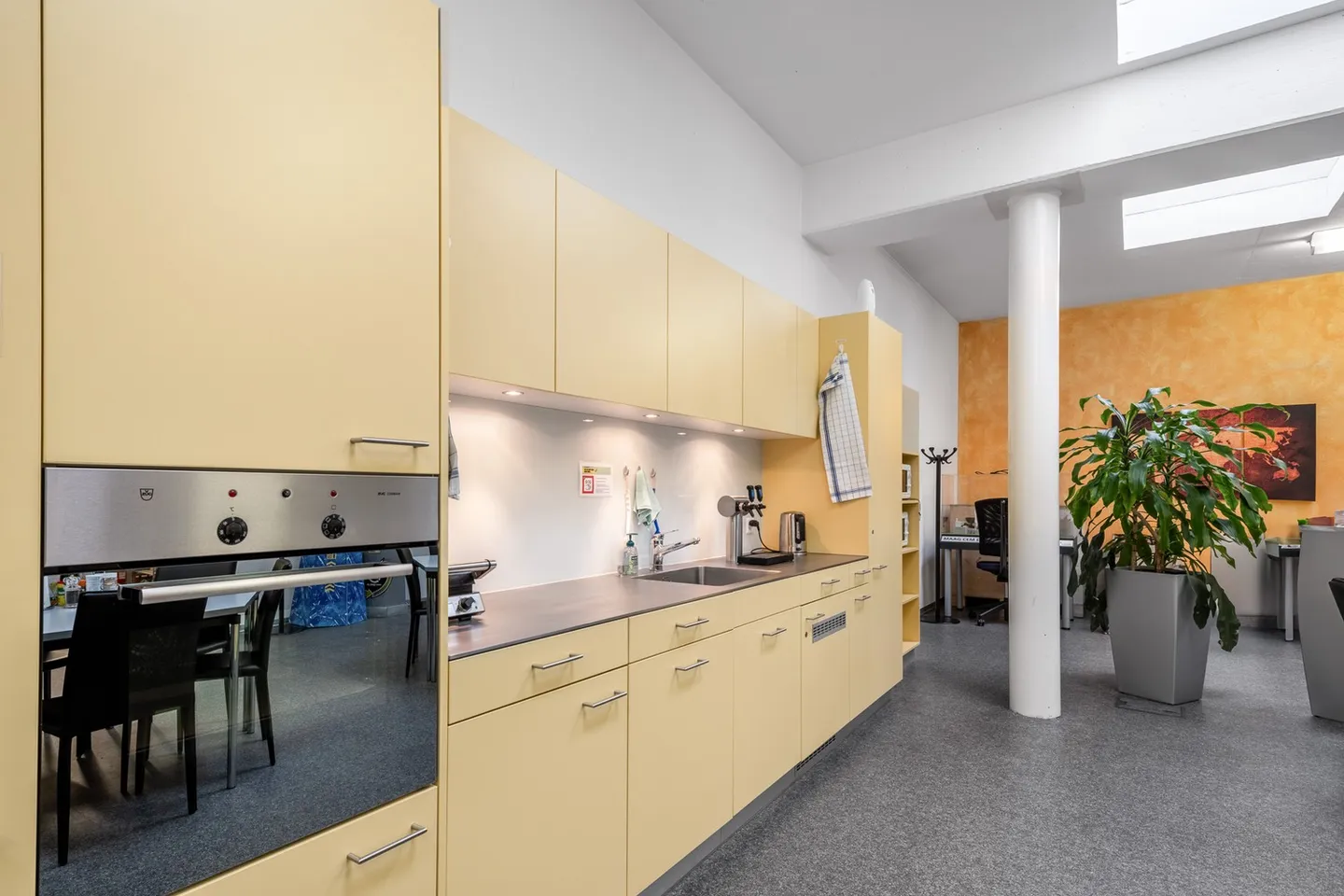 Mixed-use building for rent - Photo 4 of 10