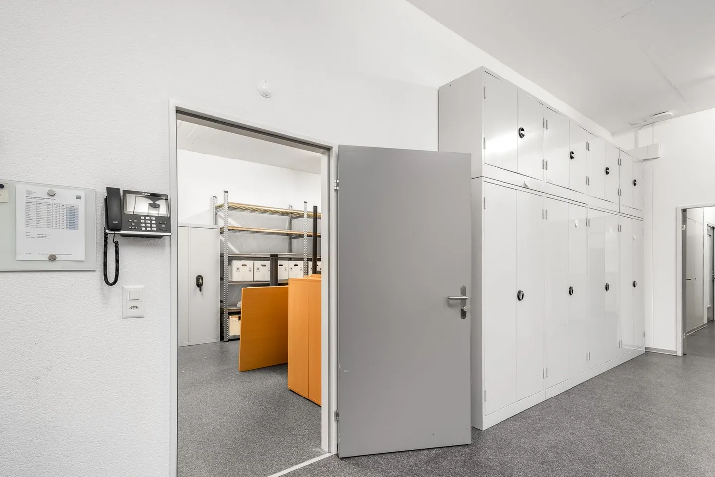 Mixed-use building for rent - Photo 5 of 10