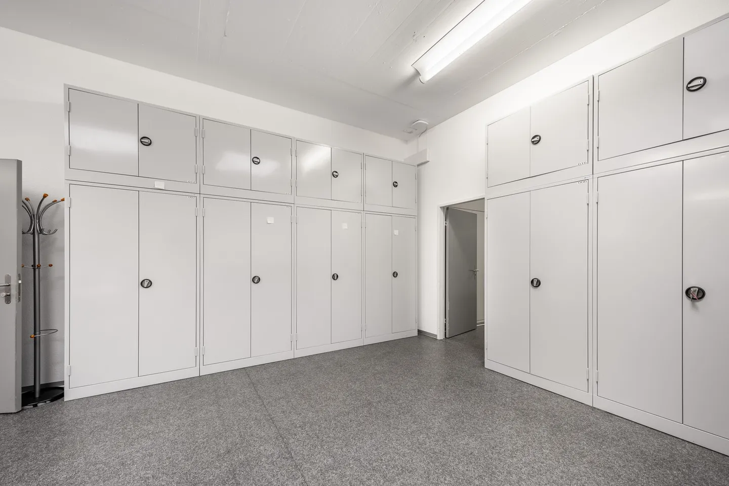 Mixed-use building for rent - Photo 7 of 10