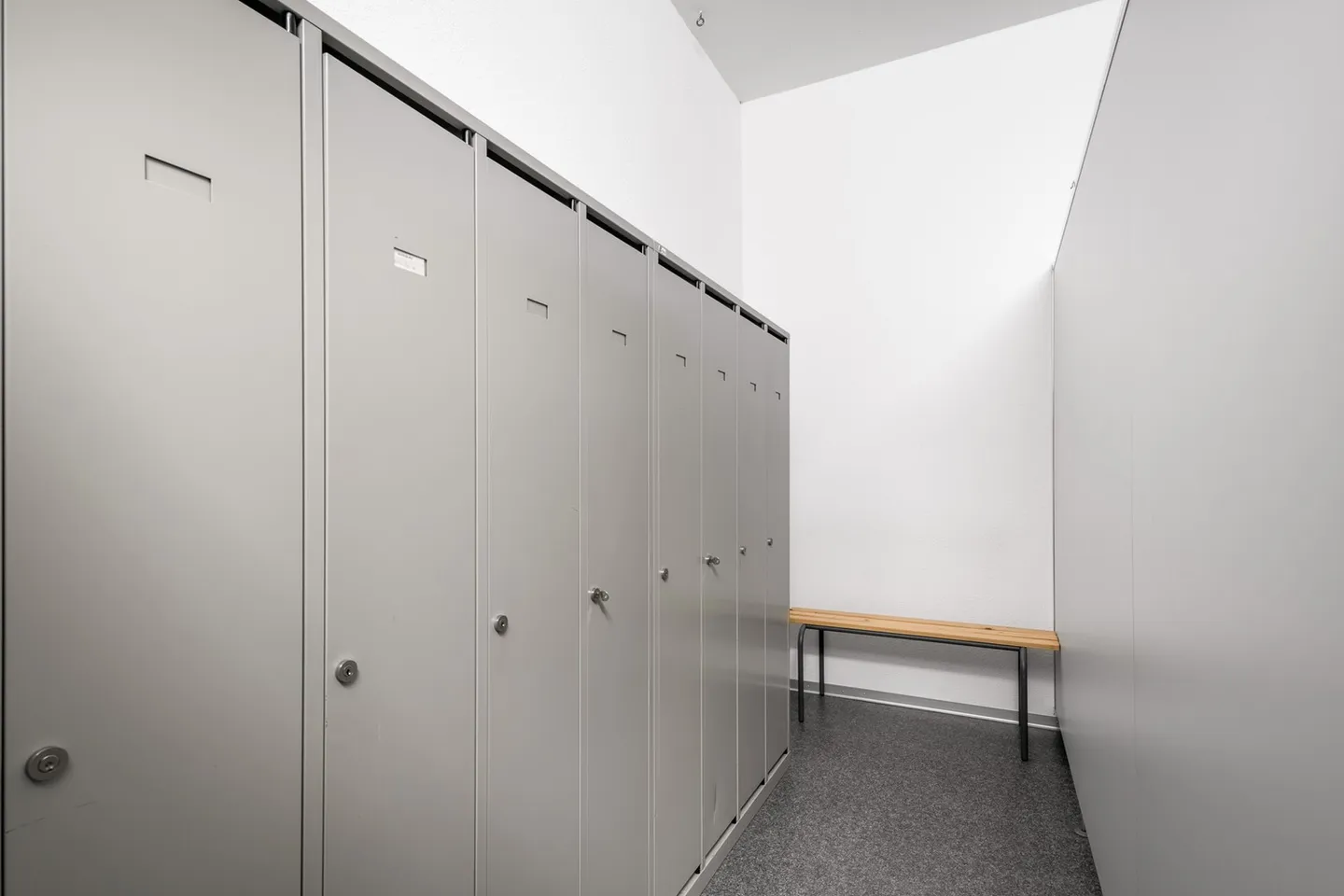 Mixed-use building for rent - Photo 8 of 10