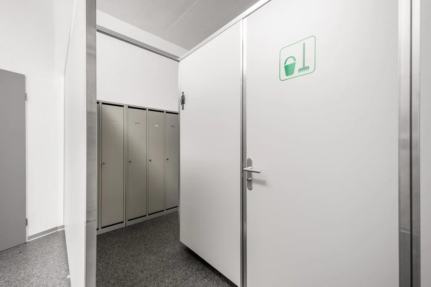 Mixed-use building for rent - Photo 9 of 10