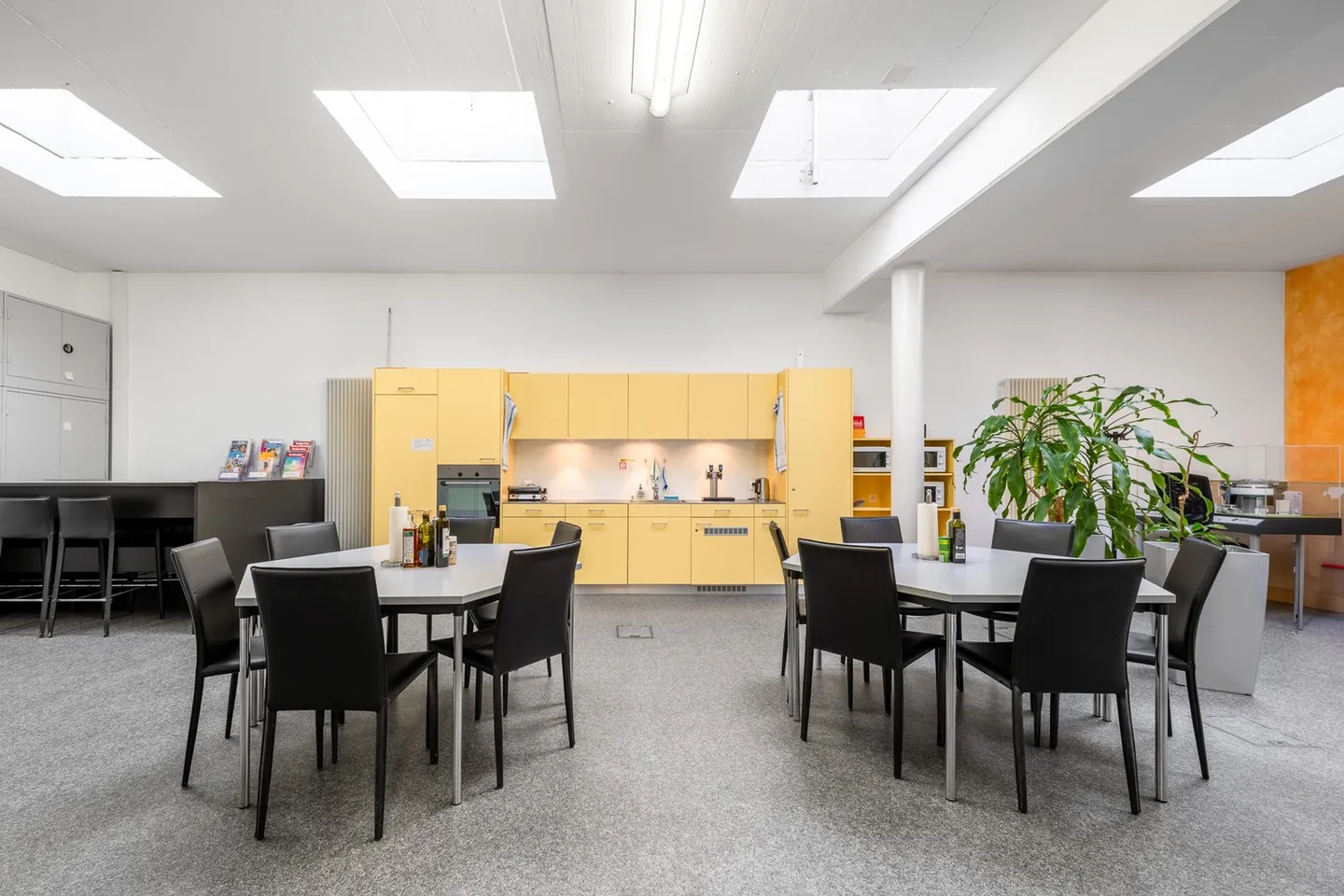 Mixed-use building for rent - Photo 3 of 10