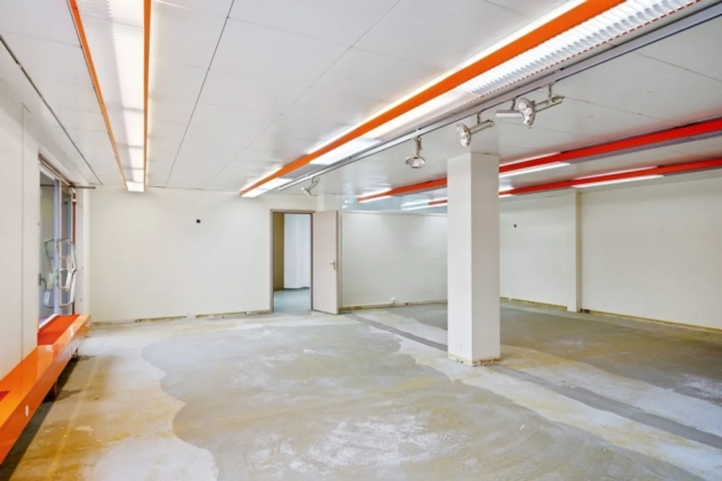 Versatile commercial space with shop window front in a good location - Photo 7 of 7