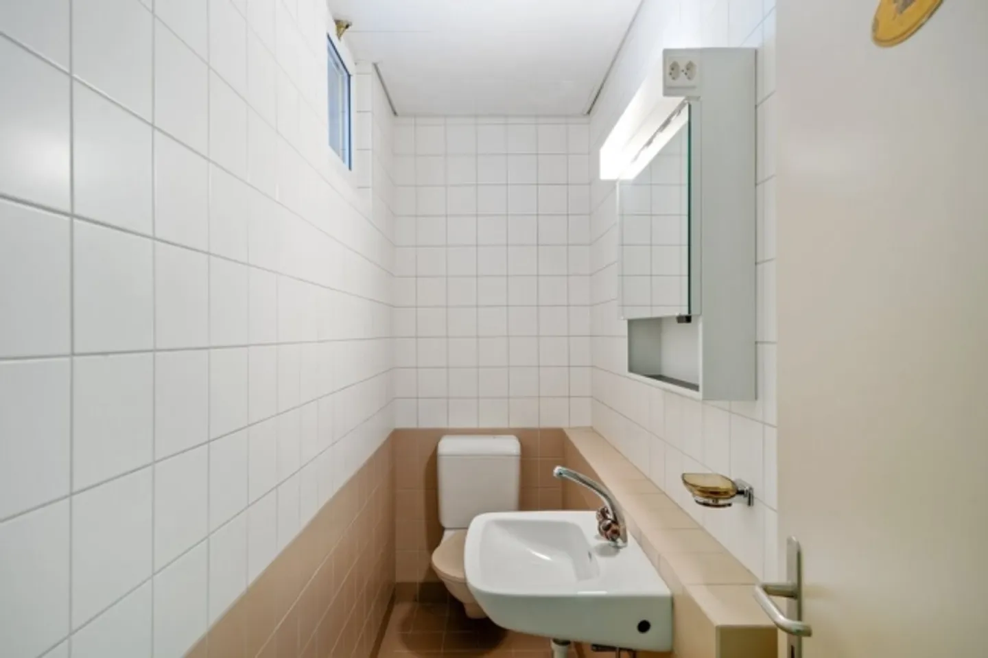 Versatile commercial space with shop window front in a good location - Photo 4 of 7