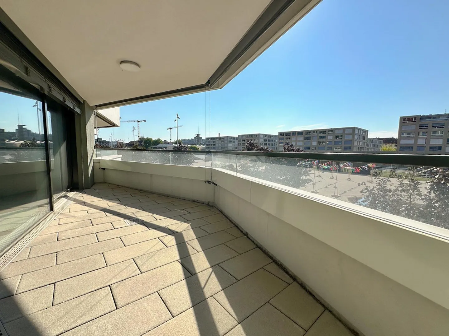 Sull'Esplanade: Spazio ufficio con balcone e vista - Foto 7 di 10